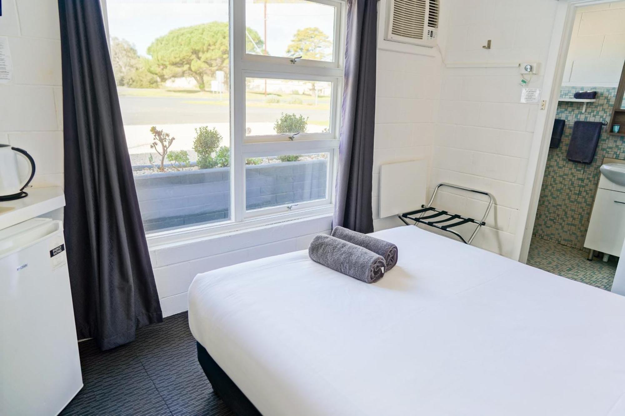 Meningie Waterfront Motel Екстер'єр фото