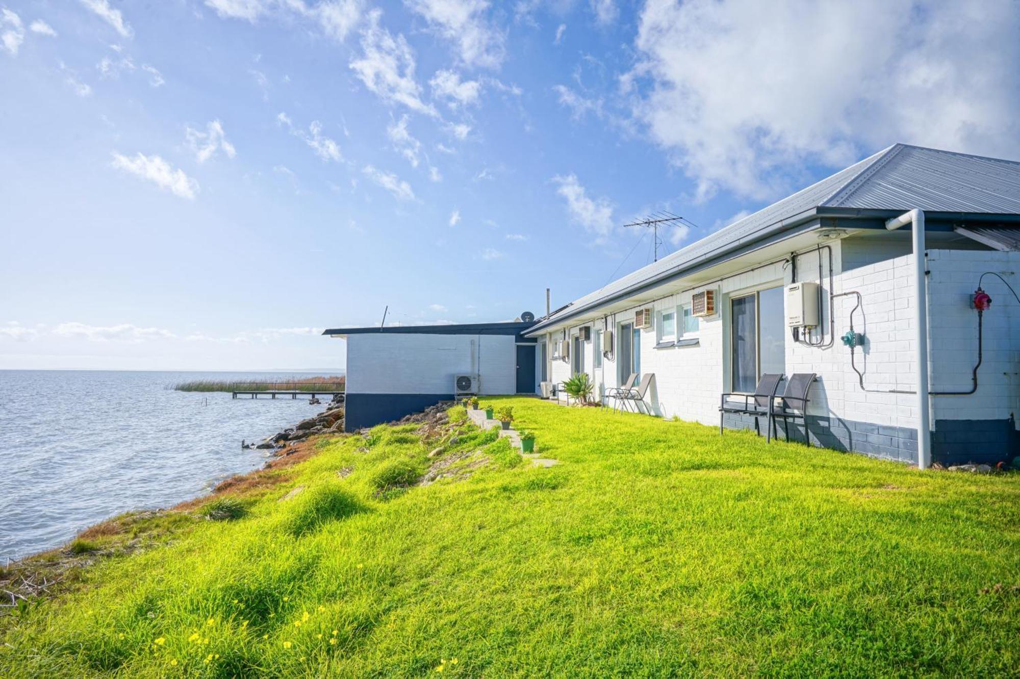 Meningie Waterfront Motel Екстер'єр фото